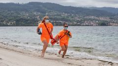 Socorristas en la playa de Cabeceira, la �nica con bandera azul en el Concello de Poio