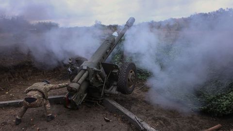 Un miembro del Ej�rcito ucraniano lanza obuses contra las tropas rusas en la regi�n de J�rkov