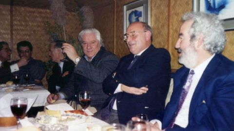 Javier Vidal en la Cofrad�a de Amigos de los Quesos del Principado de Asturias, con sus amigos Juan Benito Arg�elles, Dionisio Cifuentes y otros cofrades.