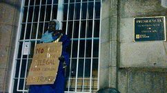 La figura de Baltasar, delante de la puerta de la Secretar�a Xeral de Emigraci�n