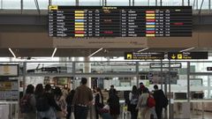 Viajeros en el aeropuerto de Lavacolla, en Santiago.