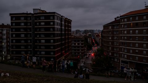 Eclipse total en Asturias desde el Parque de los Pericones, en Gij�n
