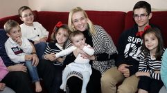 La ferrolana Mar Dorrio celebra con sus once hijos y su marido el da de la madre. 