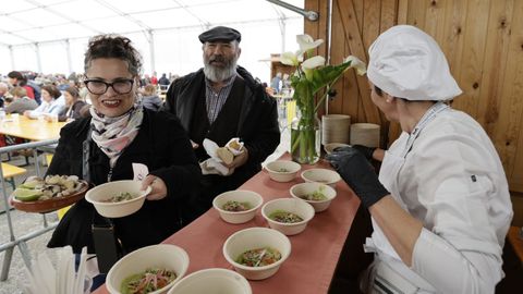 Vecinos y visitantes disfrutan de la gastronom�a focense