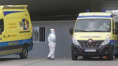 Un sanitario del CHUF con un traje de protecci�n en el acceso al hospital.