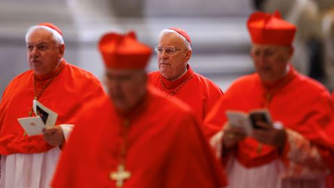 Varios cardenales a la entrada de las congregaciones, que ya reúnen a 130 purpurados