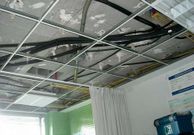 La fuga en un cuarto de ba�o destroz� el techo de la planta baja y algunas de las piezas cayeron sobre puestos de trabajo. 