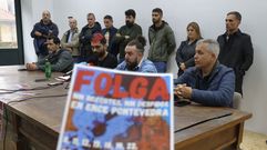 Los representantes del comit de empresa de la fbrica de Ence en Pontevedra, esta maana, anunciando doce jornadas de huelga para este mes de noviembre.
