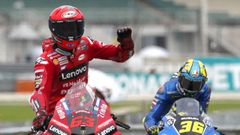 Pecco Bagnaia celebra su victoria en el gran premio de Malasia.