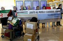 Los cooperantes se manifestaron en el aeropuerto de Barajas antes de partir hacia Tinduf.