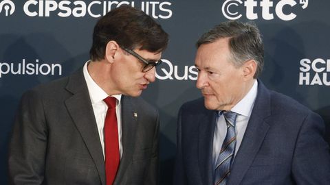 El presidente de Indra, �ngel Sim�n (d), y el presidente de la Generalitat, Salvador Illa, durante el IV Encuentro del Ecosistema de la Industria Nacional de Defensa el pasado 11 de mayo.