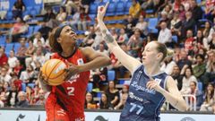 Imani Tate encara el aro contrario ante la presi�n de la visitante Nikola Dudasova.