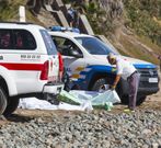 Los cuerpos de los fallecidos, en la playa. 