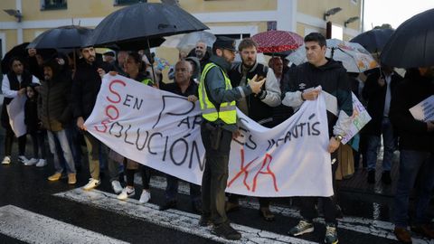 Numerosas personas se concentraron este viernes en O Temple, en Cambre, ante el paso de peatones situado frente a la Casa das Palmeiras