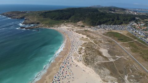 Vista a�rea de la playa de Doni�os en las horas previas al eclipse.
