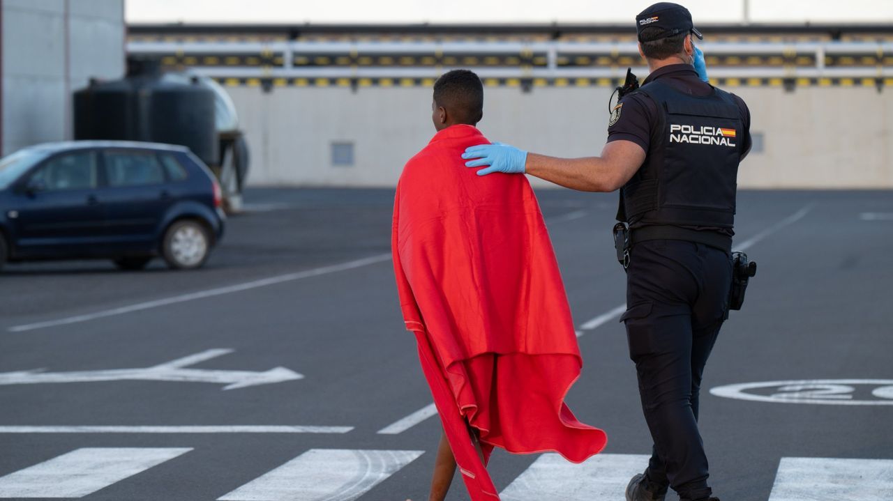 El protocolo para trasladar a los menores migrantes incluye una entrevista personal y el acompañamiento de profesionales
