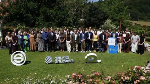 Foto de familia de los establecimientos que recogieron sus certificaciones y de las autoridades