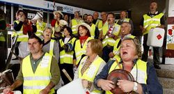 Un grupo de preferentistas se concentraron ayer en Malpica.