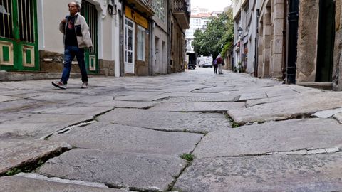 Estado en el que se encuentra el enlosado de la calle Damas, en la Cidade Vella de A Corua