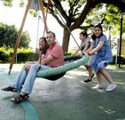 Miguel y Nieves juegan con sus dos hijos en el parque de la Alameda compostelana.