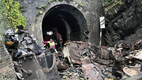 Detalle de la locomotora accidentada hace doce d�as en la rampa de Pajares y que mantiene interrumpido el tr�fico ferroviario entre Asturias y Le�n