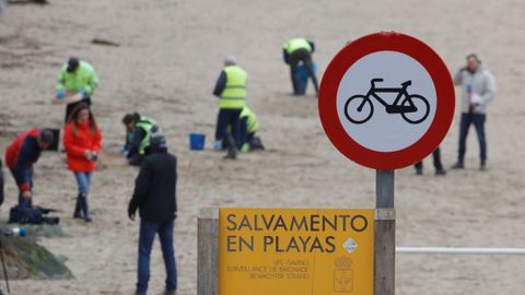 Operarios de TRAGSA recogen pellets de plstico, en la playa de Aguilar, a 9 de enero de 2024, en Muros de Naln, Asturias (Espaa). El Principado de Asturias ha activado el nivel dos de emergencia por el vertido de pellets de plstico en las playas de la regin.