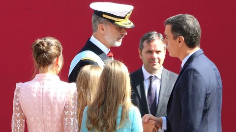 Felipe VI charlando con el presidente del Gobierno en funciones, Pedro Snchez