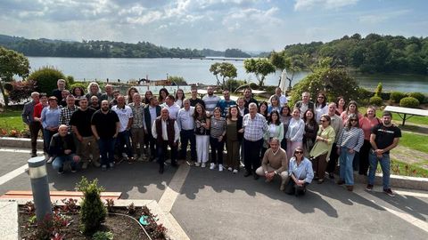 El homenajeado, Leo Berm�dez Fern�ndez (en el centro de la imagen con camisa blanca y pelo canoso), rodeado de gran parte de los trabajadores del Concello de Abegondo durante la comida que celebraron en el restaurante El Pantano con motivo de su jubliaci�n.