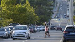 Dos peatones cruzando el tramo de Major donde se ve la concurrencia de veh�culos