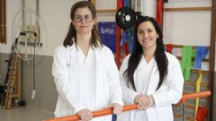 Consuelo Castro y Paula Carpente, fisioterapeutas en el centro de salud de Fene. 