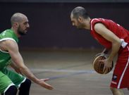 El entrenador, Alberto G�mez, a la derecha jug� ante el Le�n 33 minutos y anot� 17 puntos 