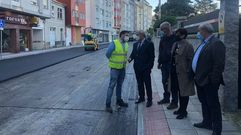 Tom�, junto a varios concejales, habla con un t�cnico de la empresa