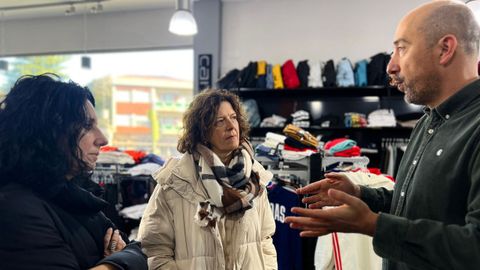 La alcaldesa, Margot Lamela; la diputada provincial Rosa Ana Garc�a y un empresario de Cee