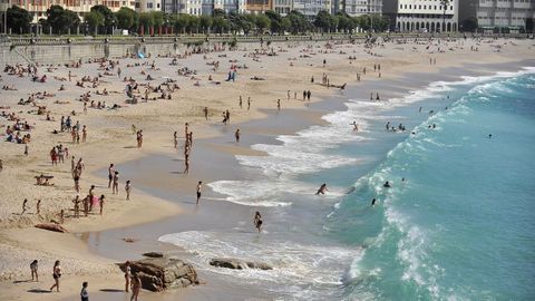 Playas del Orzn y Riazor, junto al paseo martimo de A Corua.