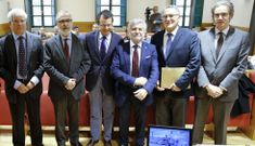 Representantes institucionales y expertos del sector de la pizarra participaron en la jornada. 
