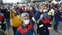 Trabajadores, este s�bado, concentrados ante la f�brica