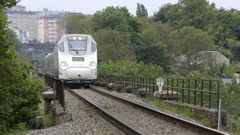 Tren Alvia que sale de Lugo por el viaducto de A Chanca con destino a Madrid