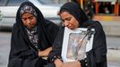 Familiares de luto en el funeral de las v�ctimas del bombardeo a la escuela del sur de Ir�n