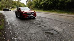 Baches y socavones en la N-634 a su paso por O Pozo Mouzo, en&nbsp;Barreiros