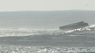 Casco volcado del Vila de Caminha, pesquero portugu�s de 12 metros de eslora que naufrag� el 14 de diciembre del 2025 en la desembocadura del r�o Mi�o.