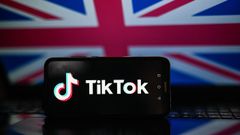 El algoritmo de TikTok y, detr�s, una bandera del Reino Unido. La plataforma es una de las que ha prohibido para los menores el gobierno de Australia.