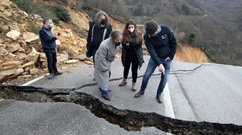 La conselleira de Infraestruturas, este mircoles en su visita al punto en el que se derrumb la principal carretera de O Courel