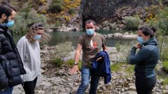 El arque�logo Iv�n �lvarez ?centro? en una reciente visita guiada al t�nel minero de Montefurado, en el municipio de Quiroga