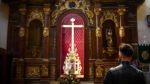 Un hombre observa el hueco (a la izquierda) del que fue sustra�da, en la tarde del jueves, la talla de un �ngel del siglo XVIII, en la iglesia Vera de la Cruz en Valladolid.