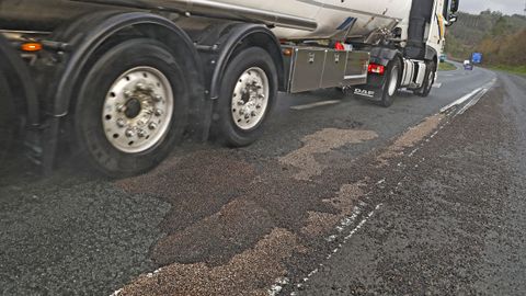 Un cami�n circula sorteando varios baches en un carril muy deteriorado, en la autov�a A-6, a su paso por Betanzos. 