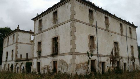 Palacio del obispo Sarmiento. Masma (Mondoñedo). Palacio de recreo del obispo Sarmiento construido en la primera mitad del XVIII a orillas del río Masma. Durante el siglo XX y hasta su abandono tras un incendio en 1988, alojó un centro de desintoxicación. Catalogado el palacio y el palomar. Los dos escudos de las fachadas están declarados BIC. Ruina implacable extendida a todo el edificio y al jardín.