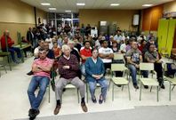 M�s de un centenar de comuneros de Salcedo asistieron ayer a la asamblea informativa.