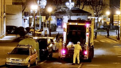 Imagen de archvio de un trabajador de la limpieza en el centro de Vigo