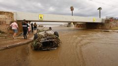 Un coche destrozado por el temporal en Pineda de Mar (Barcelona).