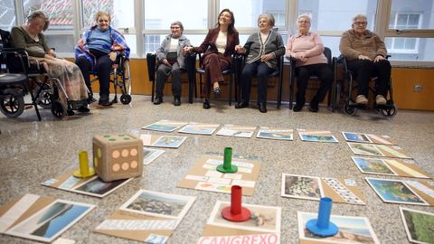 La conselleira charl con los usuarios del centro de da de Ribeira.